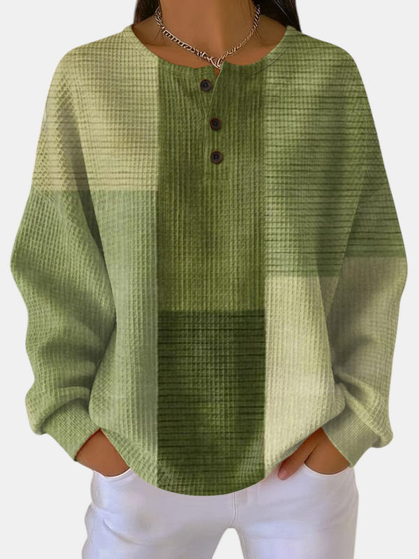 Sweat Emma Genève Nora vert en texture gaufrée, col henley boutonné et coupe féminine confortable