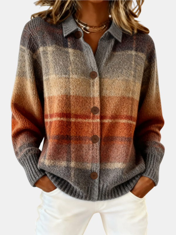Cardigan Emma Genève Aurore com padrão de riscas em tons de ferrugem, bege e cinzento com botões castanhos.