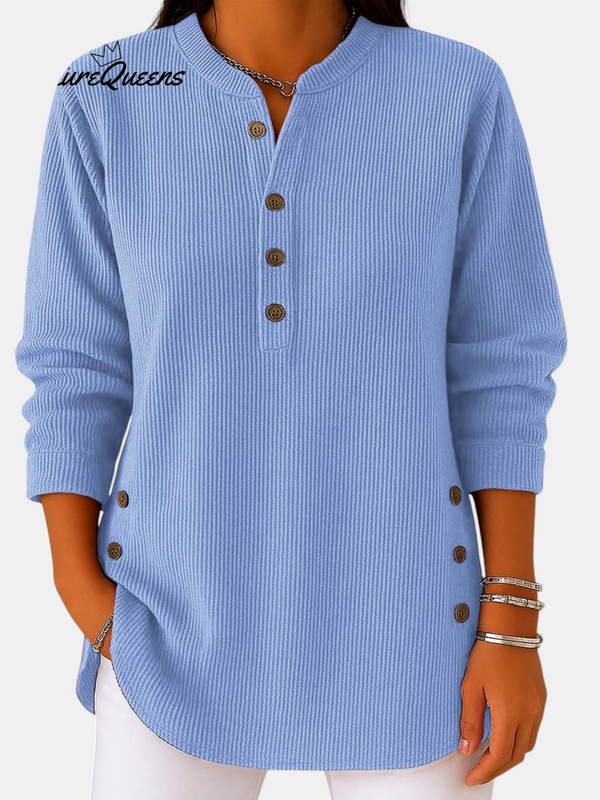 Tunique fluide bleu clair Emma Genève avec encolure boutonnée et détails sur les côtés pour un style décontracté